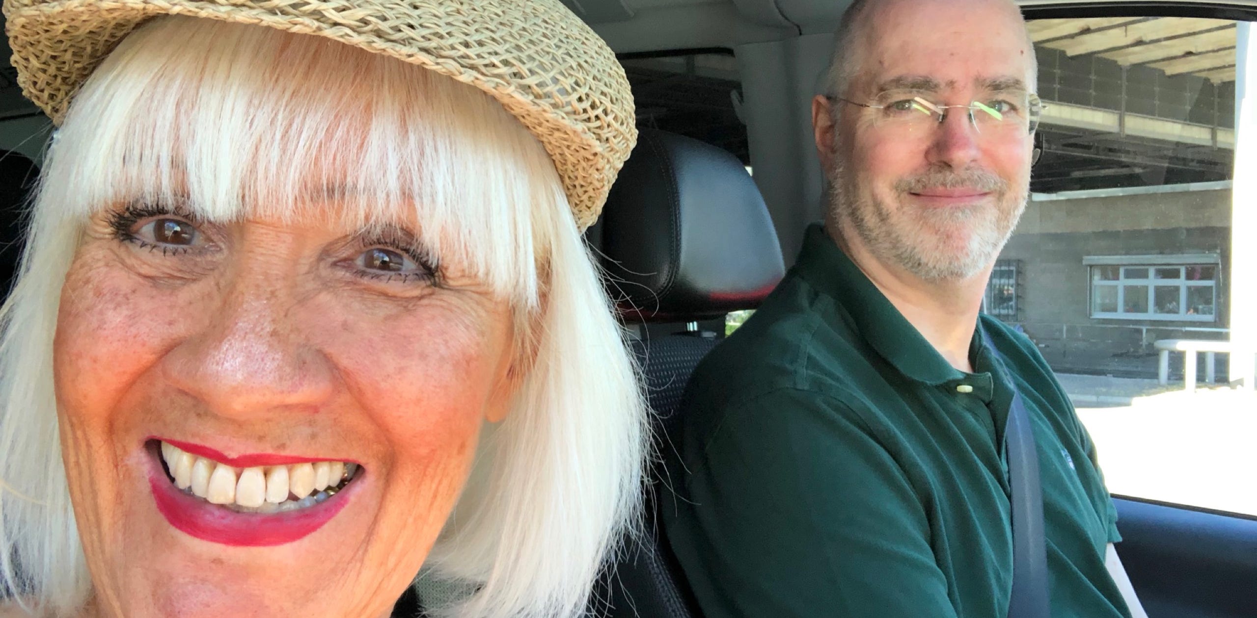 Sue und Aaron während einer Stadtrundfahrt im Van